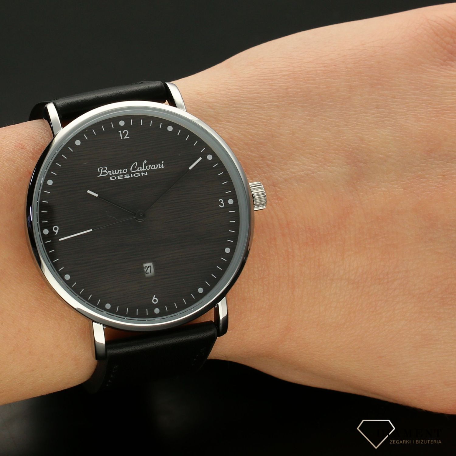 Zegarek męski BRUNO CALVANI BC90271 Czarny pasek. Zegarek męski na czarnym skórzanym pasku. Zegarek męski w kolorze brązowym z białymi indeksami i głównymi cyframi arabskimi. Wygodny datownik w formie popularnego okienka.  (2).jpg